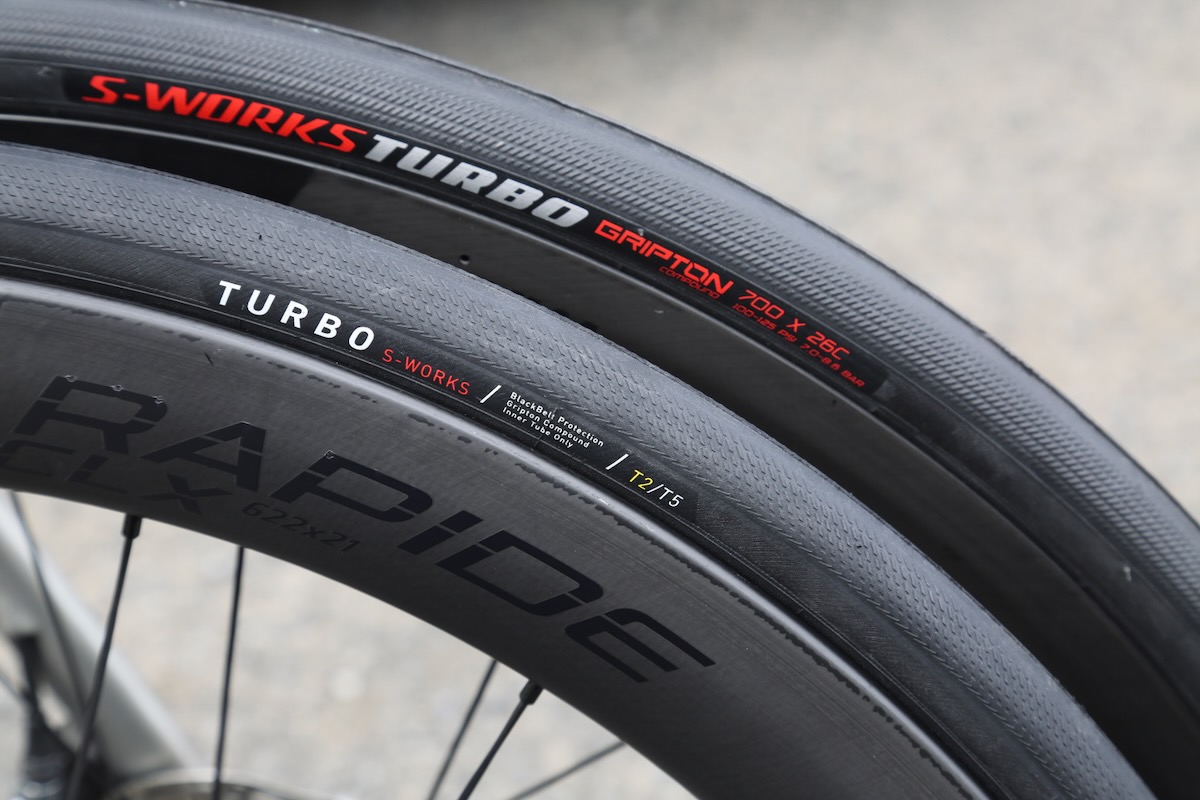 新(手前)と旧(奥)モデルを並べてみた。サイド部分のトレッドパターンは形状が異なる