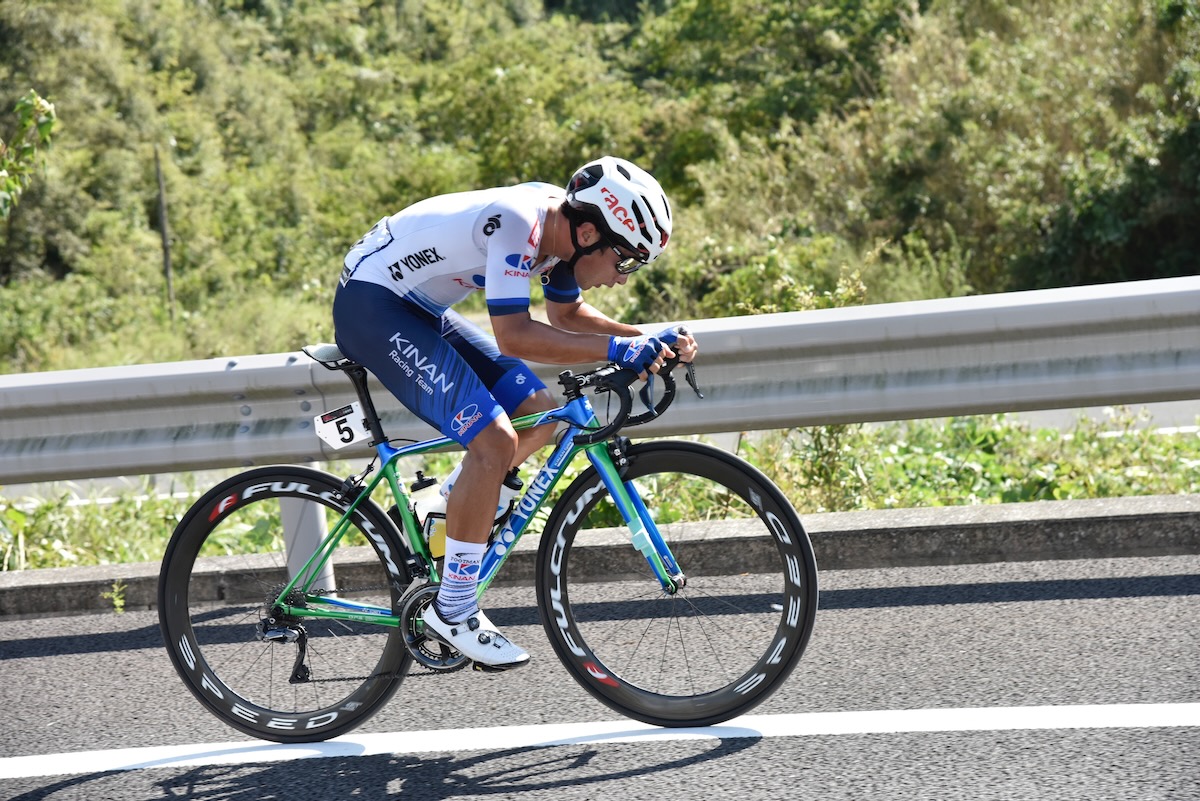 先頭グループから抜け出した山本大喜(KINAN Racing Team)