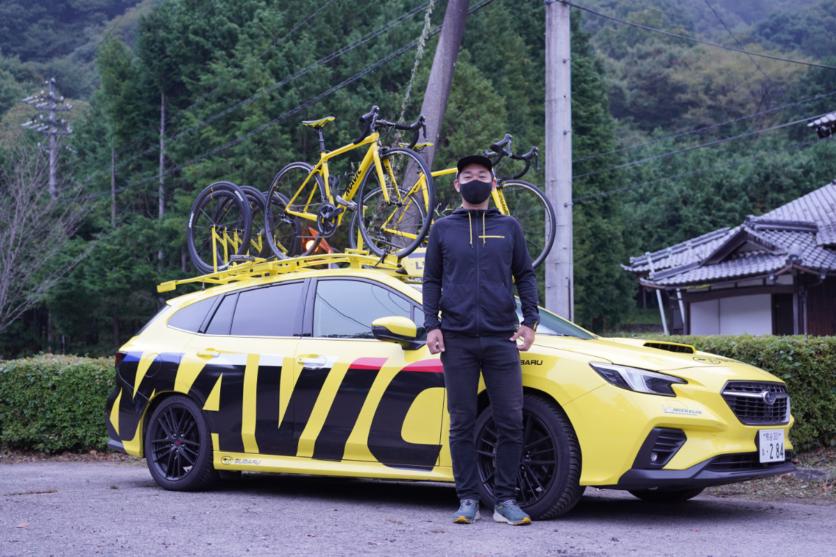 マビックカーのハンドルを握る早川さん 並走しながら参加者をサポートする