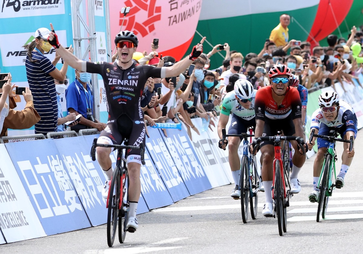 集団スプリントを制したレイモンド・クレダー(オランダ、チーム右京)