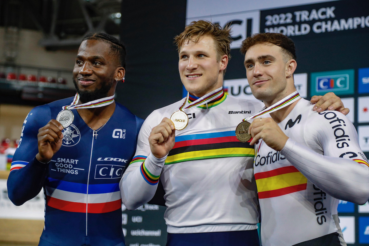男子1kmタイムトライアル表彰台:2位メルバン・ランデルノー(フランス)、1位ジェフリー・ホーフラント(オランダ)、3位アレハンドロ・マルティネス(スペイン)