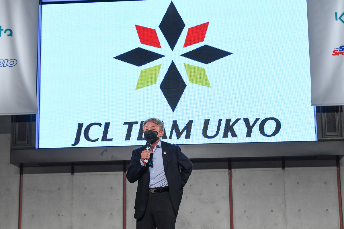 JCL TEAM UKYOについて説明する片山右京JCLチェアマン