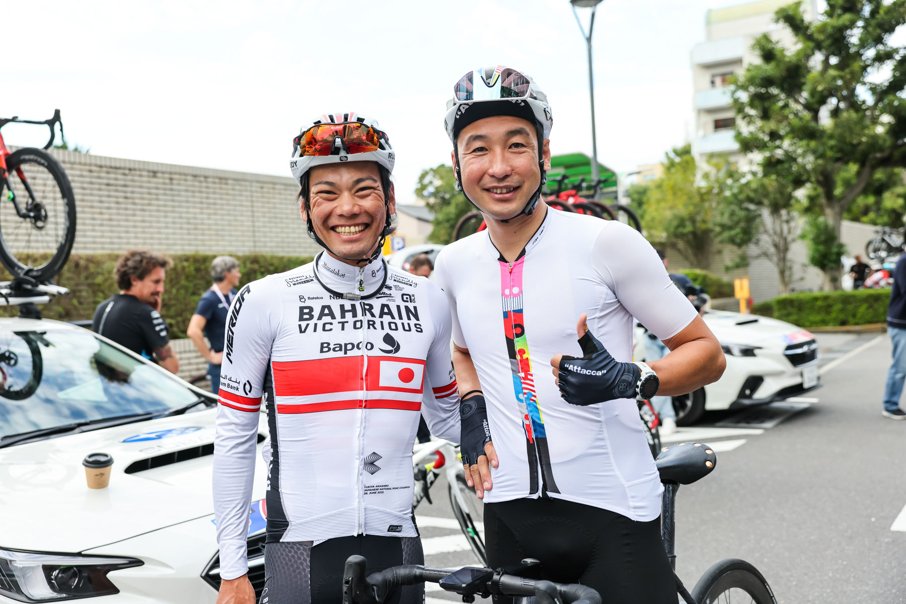 新城幸也(バーレーン・ヴィクトリアス)と引退セレモニーを迎えた別府史之さん