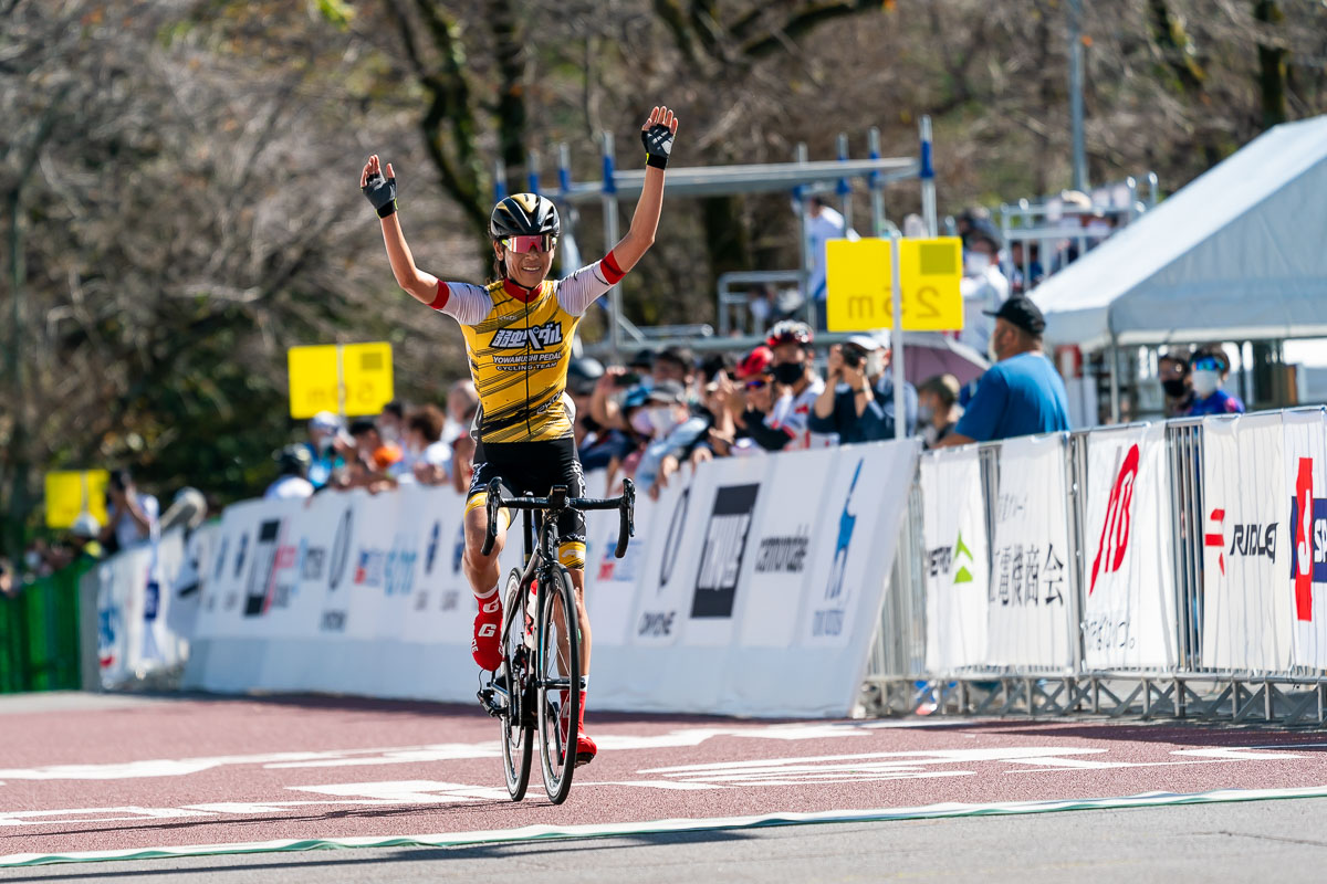 オープンレース女子で独走優勝を決めた唐見実世子(弱虫ペダルサイクリングチーム)