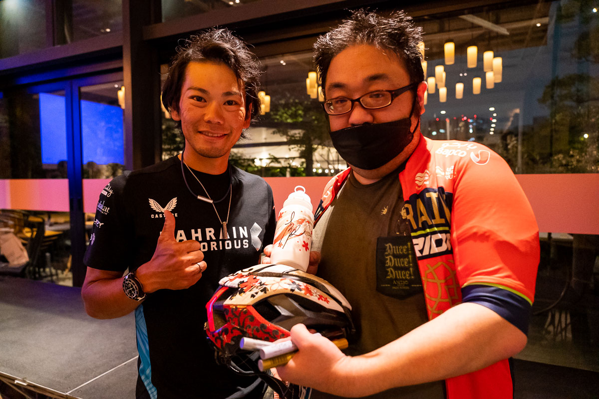 TOKYO 2020記念モデルのボトルやヘルメットにサインしてもらったファン「一生捨てられない物がまた増えちゃいました(笑)」