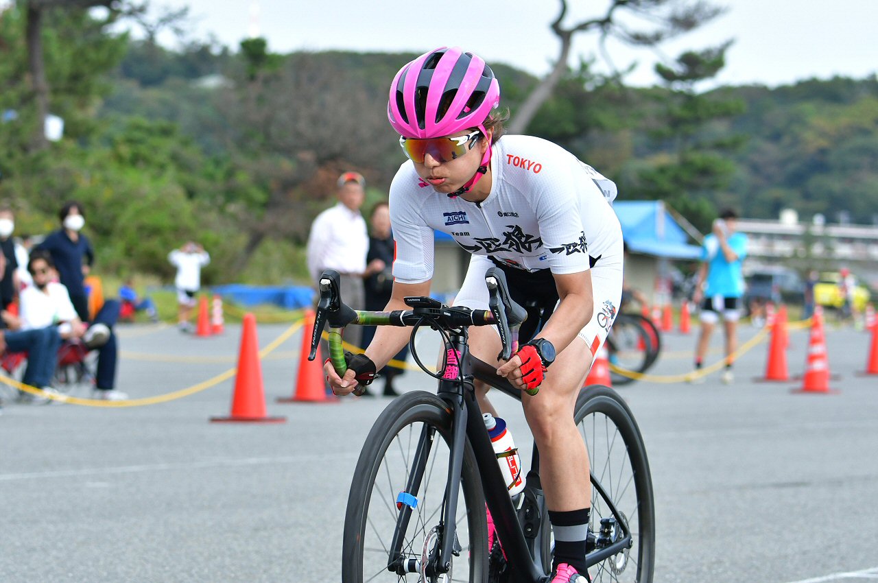 根本香織(Team 一匹狼)は3位でゴールし、リーダージャージを獲得