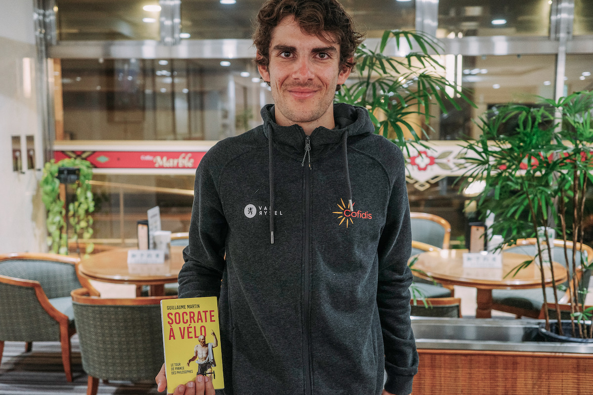 著書『自転車に乗るソクラテス』と共に写るギヨーム・マルタン(フランス、コフィディス)