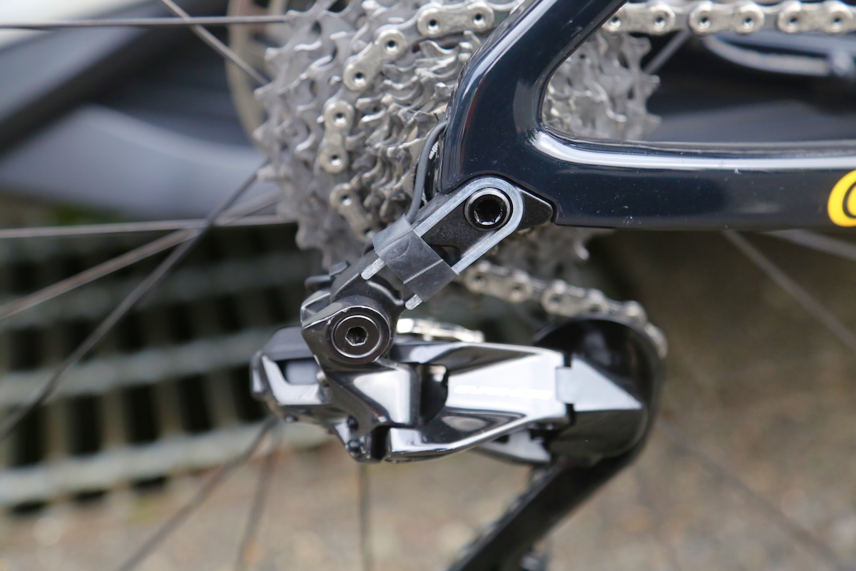 DI2ケーブルをゴム(チューブ?)で留めている