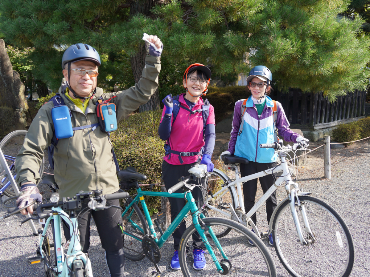 全員クロスバイクの御三方 松本市街を楽しみつくしガッツポーズ