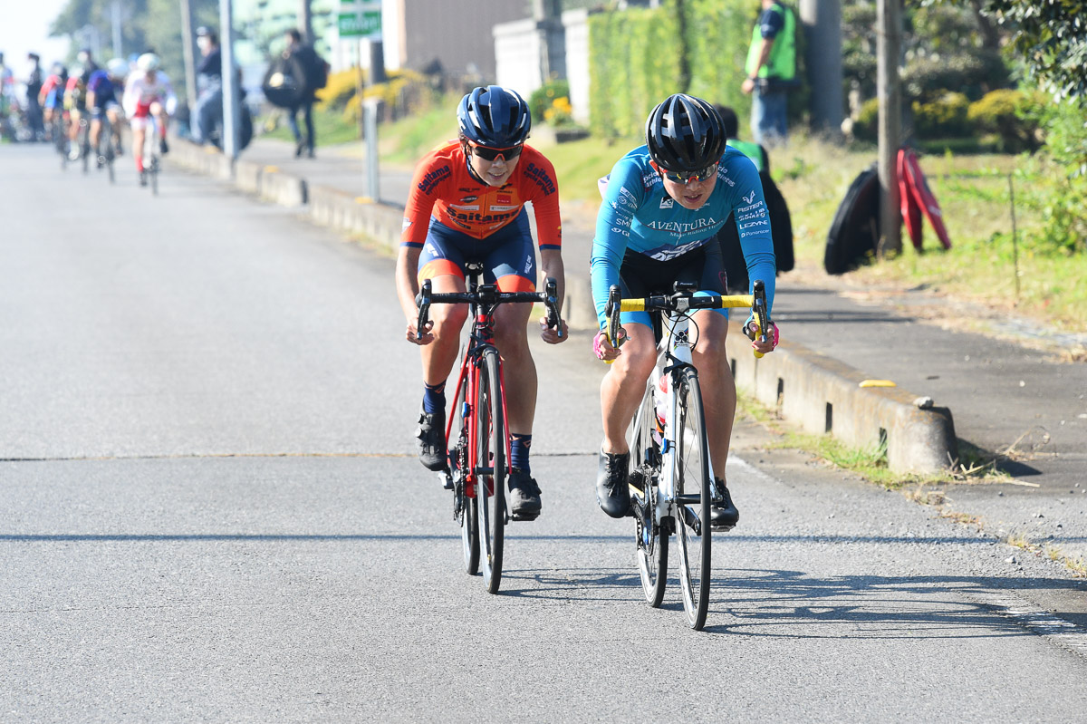 女子 残り3周、中原恭恵(AVENTURA VICTORIA RACING)と廣瀬博子(サイタマサイクルプロジェクト)が先行