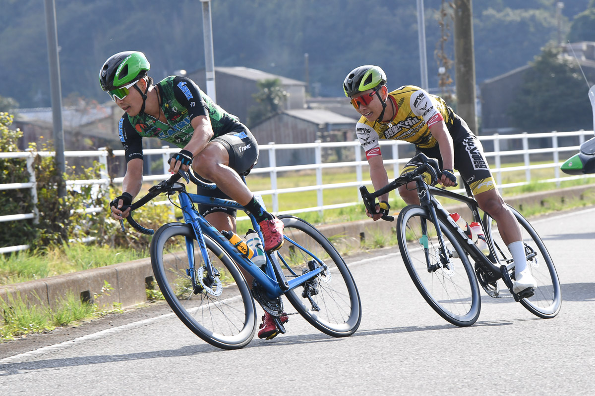 レース中盤、小森亮平(マトリックスパワータグ)と岩田聖矢(弱虫ペダルサイクリングチーム)が先行