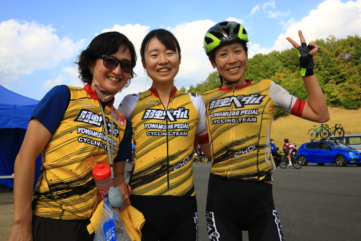 母の小林可奈子と唐見実世子に祝福される小林あか里(弱虫ペダルサイクリングチーム)