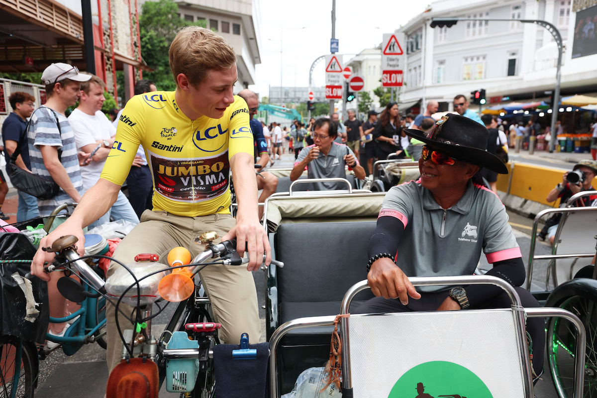 人力車トライショーを運転するヨナス・ヴィンゲゴー(デンマーク、ユンボ・ヴィスマ)