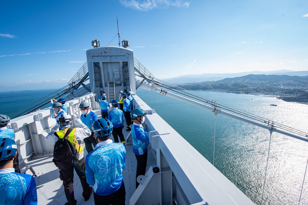 海の上を走れるしまなみ海道というだけでも異次元の体験であるのに、その橋を上から臨めるとは! 瀬戸内の多島美を楽しむ最上級の経験だ