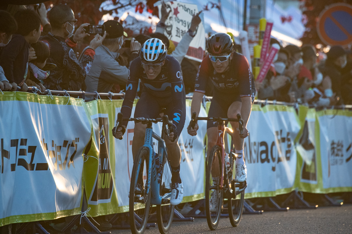ラスト1周に先頭で突入したエンリク・マス(スペイン、モビスター)とゲラント・トーマス(イギリス、イネオス・グレナディアーズ)