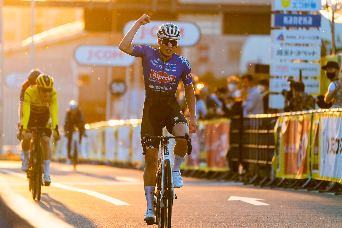 小集団スプリントを制し、さいたまクリテリウムの優勝を決めたヤスパー・フィリプセン(ベルギー、アルペシン・ドゥクーニンク)