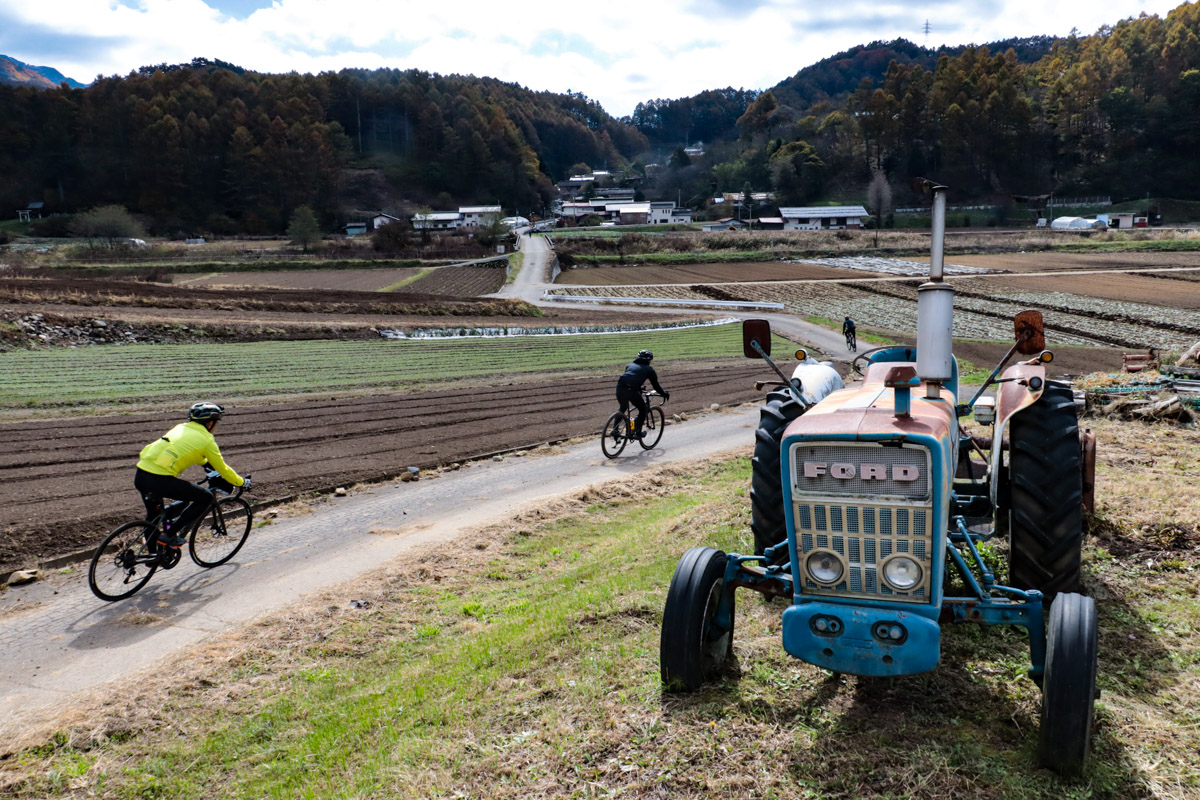 舗装路のリエゾン区間に出ると、ホッと一安心! スムーズな道路はやっぱり走りやすい!