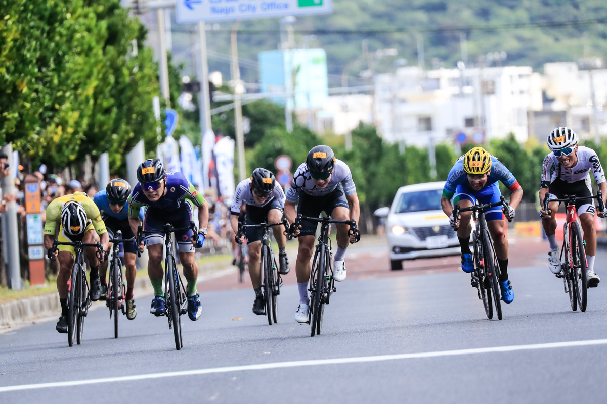 7人による2位争いのスプリント。南の脇から北野普識(イナーメ信濃山形)が伸びた