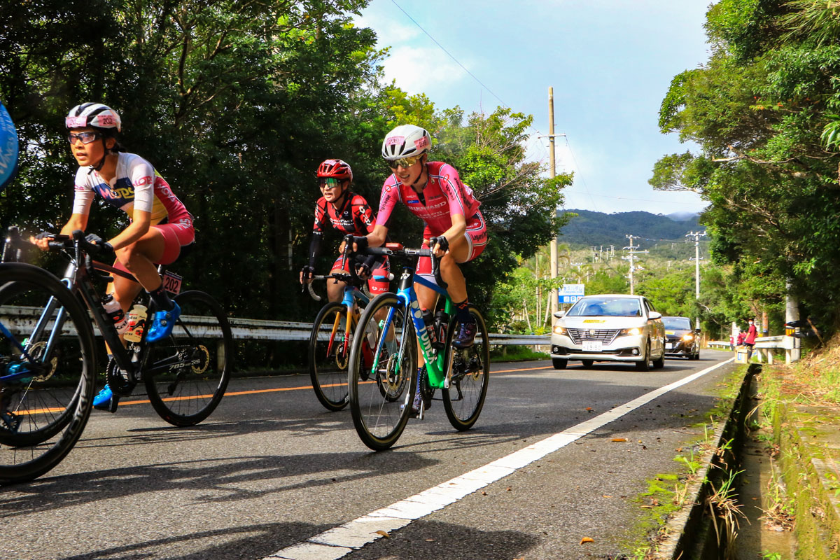 5人の逃げ集団に乗った金子広美(イナーメ信濃山形・バイクサンド・R×L)