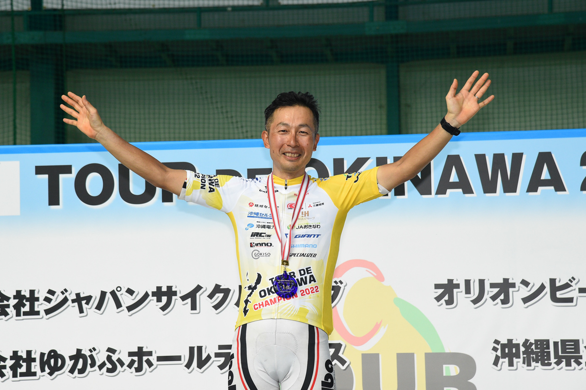 市民140km優勝 井上和郎(バルバワークスハクサンストア)。公式には表彰式は無かったため、セルフフォトセッションで