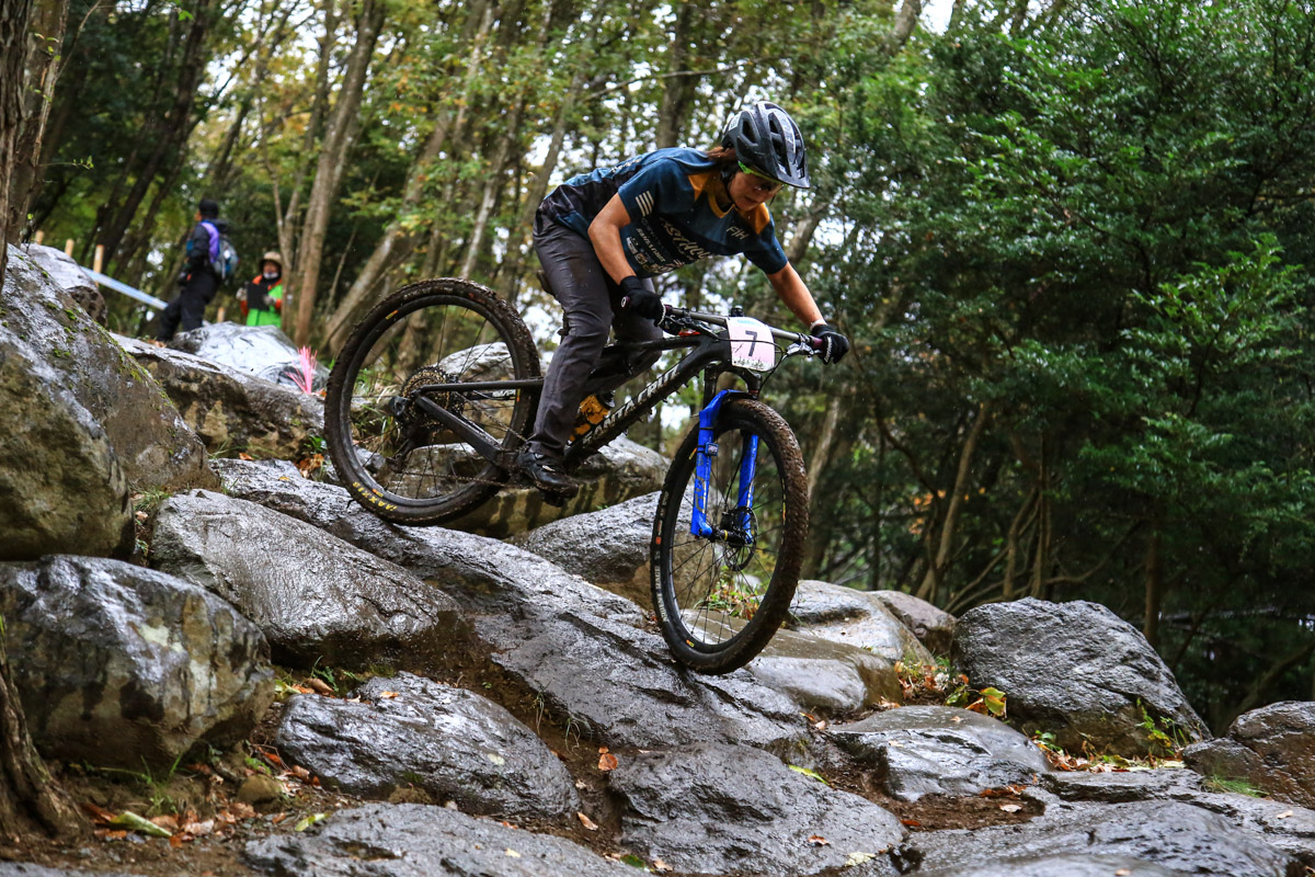トライアルスタイルで滑りやすい難所「枯山水」をクリアする末政実緒(SANTA CRUZ/ヨツバサイクル)