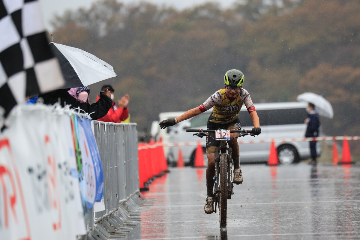 女子エリートとU23すべての総合トップでフィニッシュする小林あか里(弱虫ペダルサイクリングチーム)