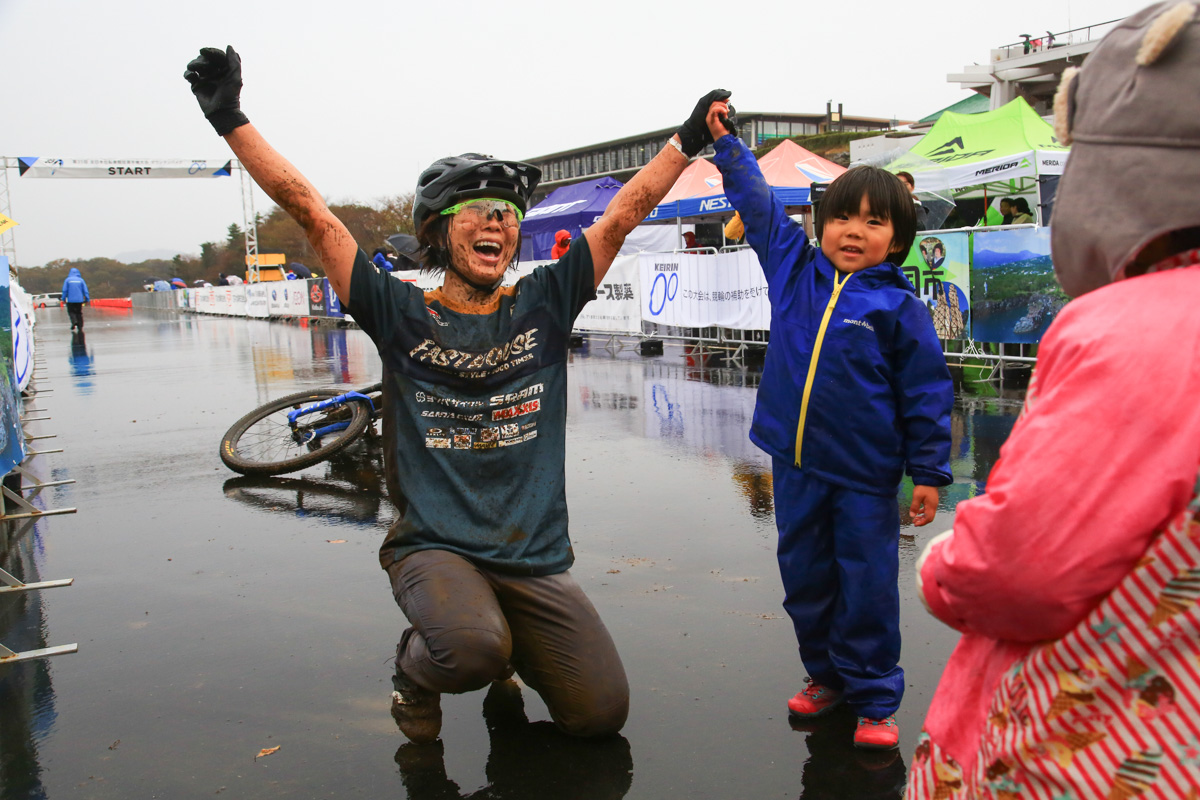 子どもたちと3度めのXC日本タイトル獲得を喜ぶ末政実緒(SANTA CRUZ/ヨツバサイクル)
