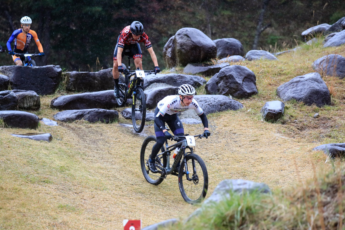 「天城越え」をこなす北林力(Athlete Farm SPECIALIZED)、平林安里(TEAM SCOTT TERRA SYSTEM)