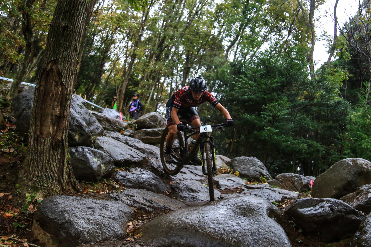 濡れた岩場の「枯山水」を乗車のままクリアした平林安里(TEAM SCOTT TERRA SYSTEM)