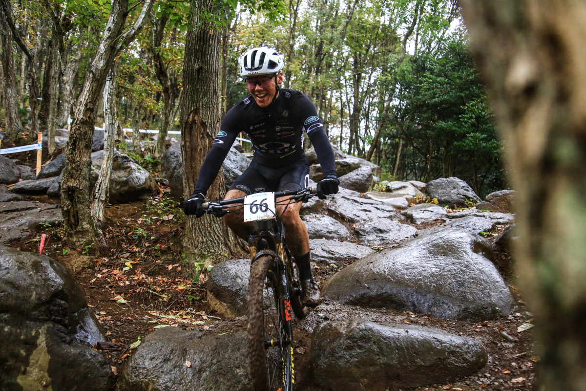 濡れた岩の「枯山水」でダウンヒルテクニックを披露した永田隼也(TEAM A&F / OAKLEY)