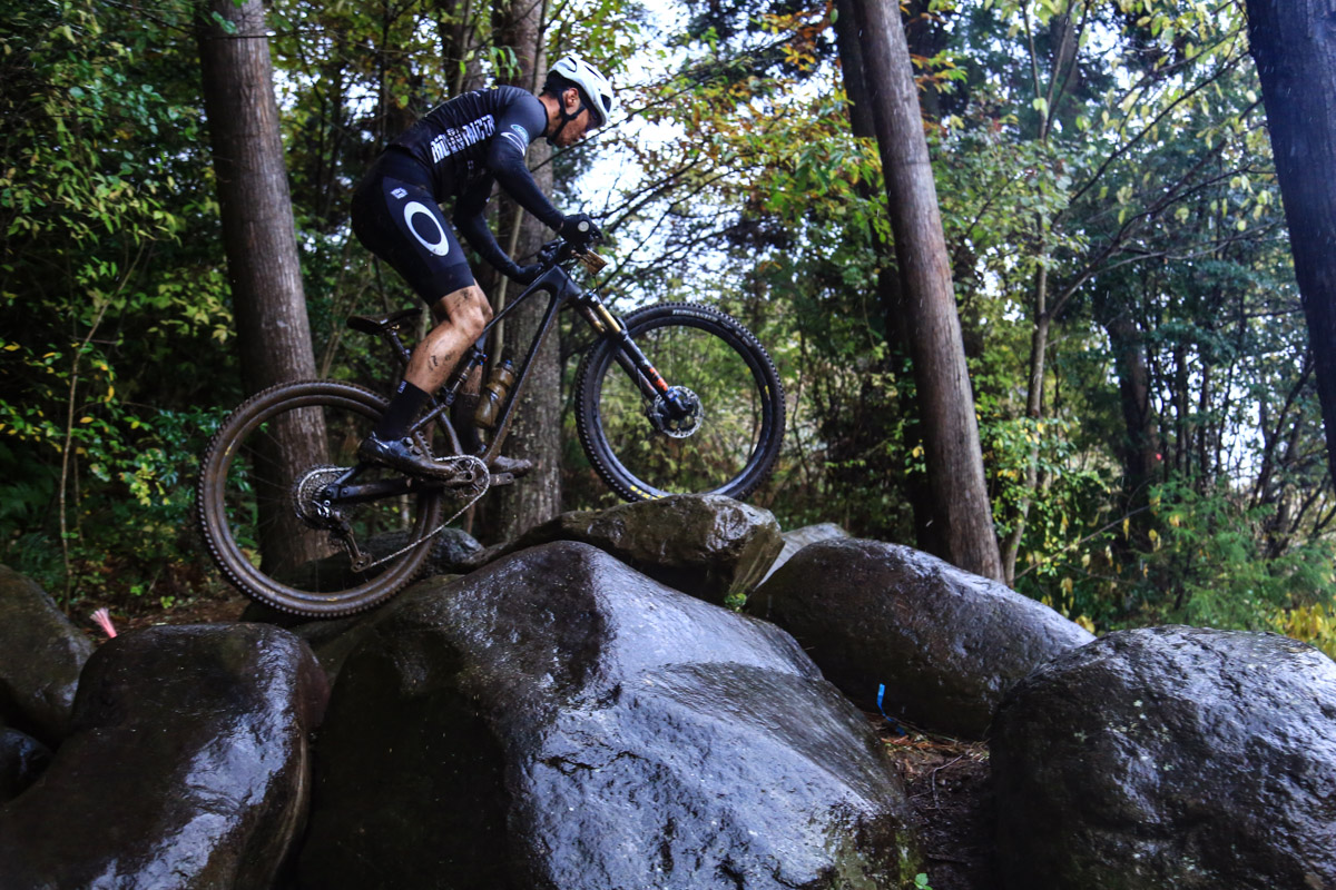 ダウンヒルとエンデューロの技を披露した永田隼也(TEAM A&F / OAKLEY)