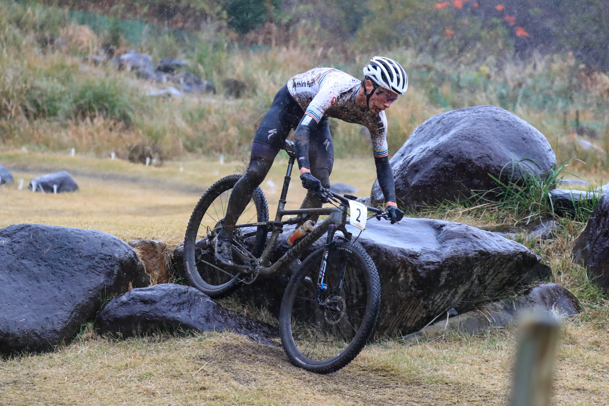 諦めずに平林を追う北林力(Athlete Farm SPECIALIZED)