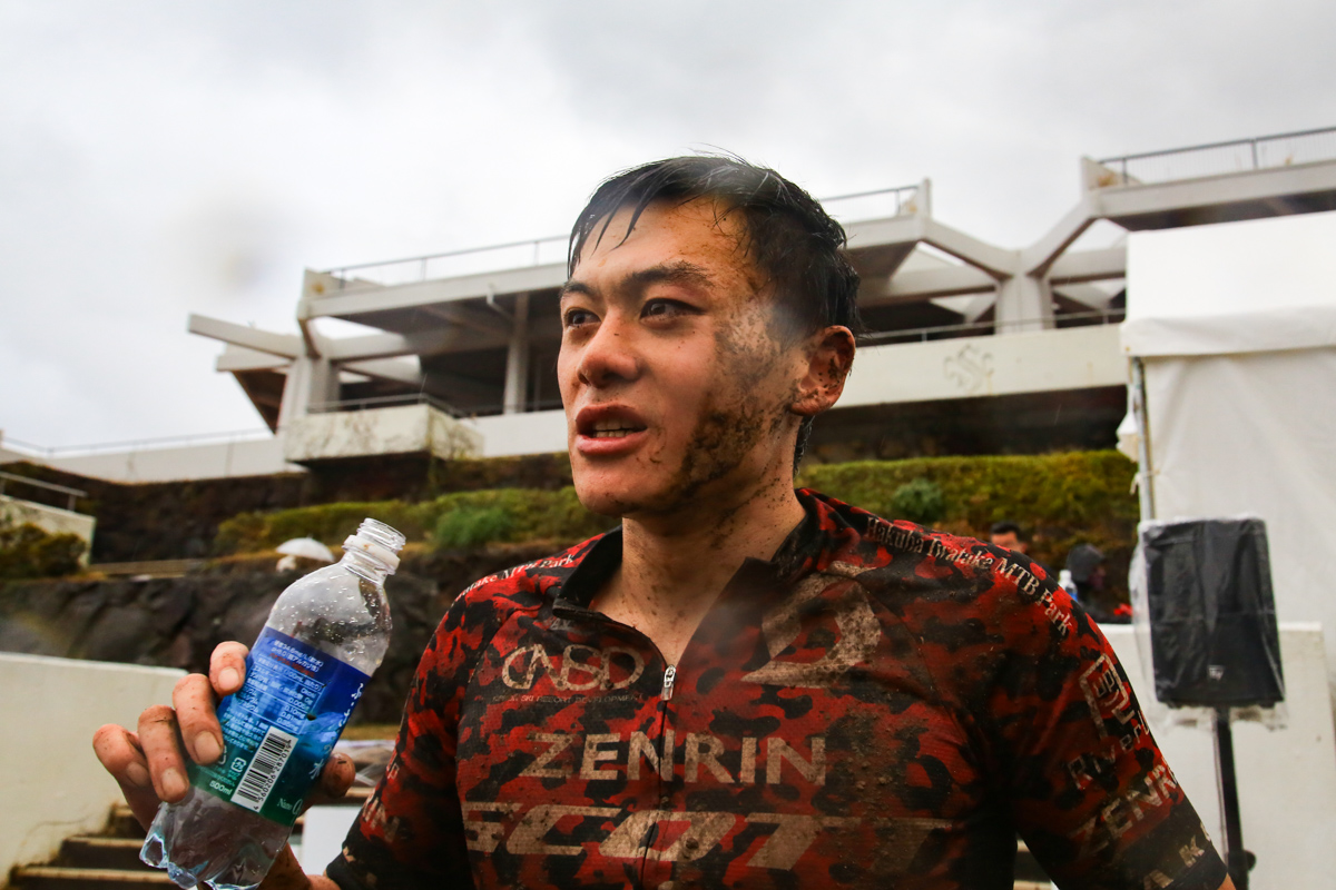 雨の過酷なレースを走り終えた平林安里(TEAM SCOTT TERRA SYSTEM)