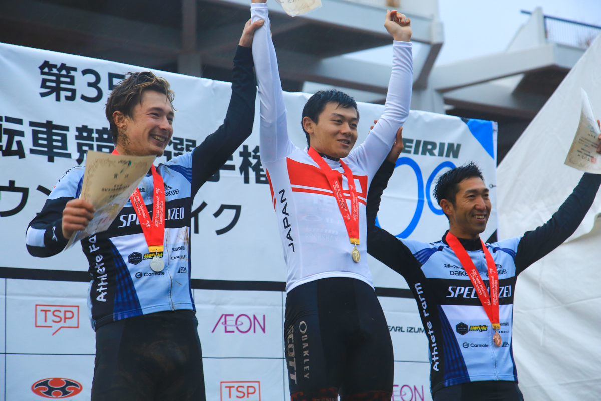 男子エリート1位 平林安里(TEAM SCOTT TERRA SYSTEM)、2位 北林力、3位山本幸平(ともにAthlete Farm SPECIALIZED)