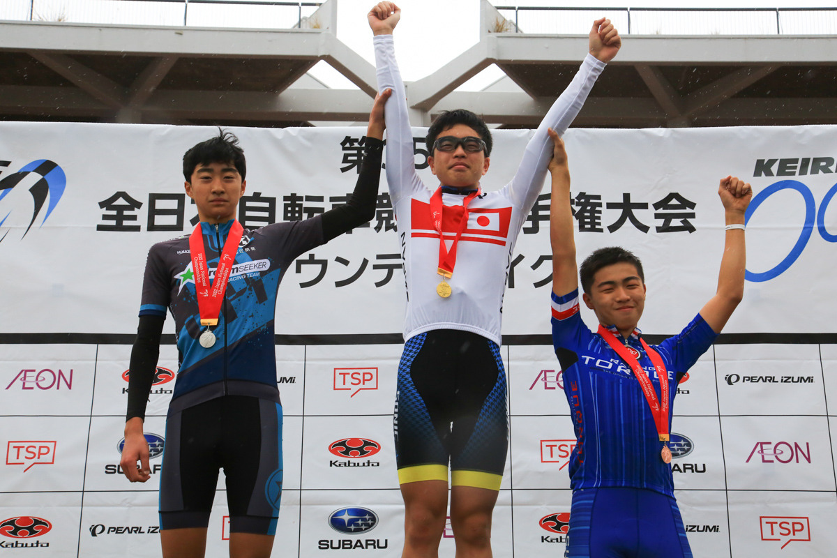 男子ユース表彰 1位松山海司(Sonic-Racing)、2位成田光志(Dream Seeker jr. Racing Team)、3位野嵜然新(RACING TORQUE)
