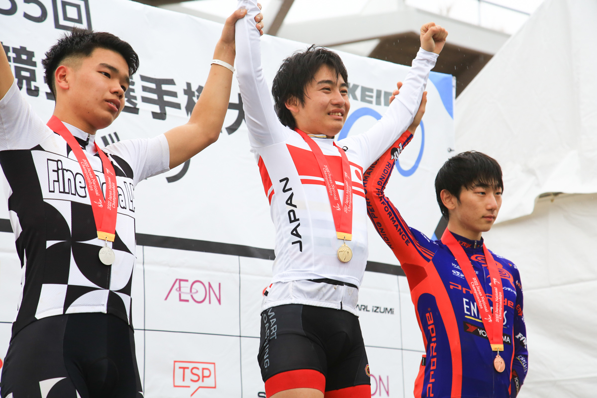 男子ジュニア表彰 1位高橋翔(TeensMAP)、2位嶋﨑亮我(Fine Nova LAB)、3位柚木伸元(ProRide)