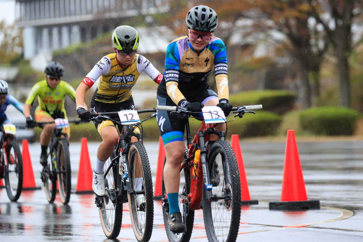 スタートしてのホールショットは松本璃奈(RIDE MASHUN SPECIALIZED)