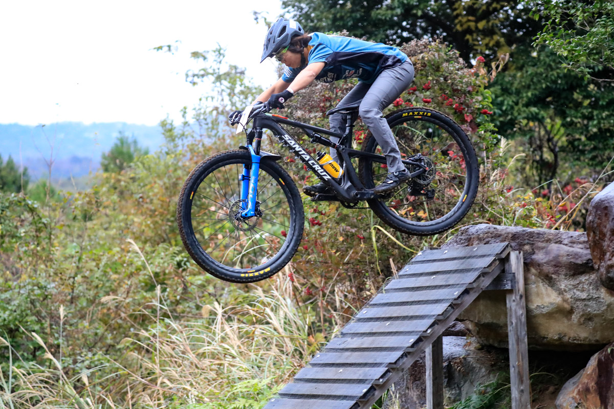桜ドロップのラダーを華麗に飛ぶ末政実緒(SANTA CRUZ/ヨツバサイクル)