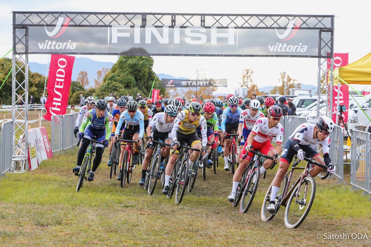 男子エリートのスタート。沢田時(TEAM BRIDGESTONE Cycling)がホールショット