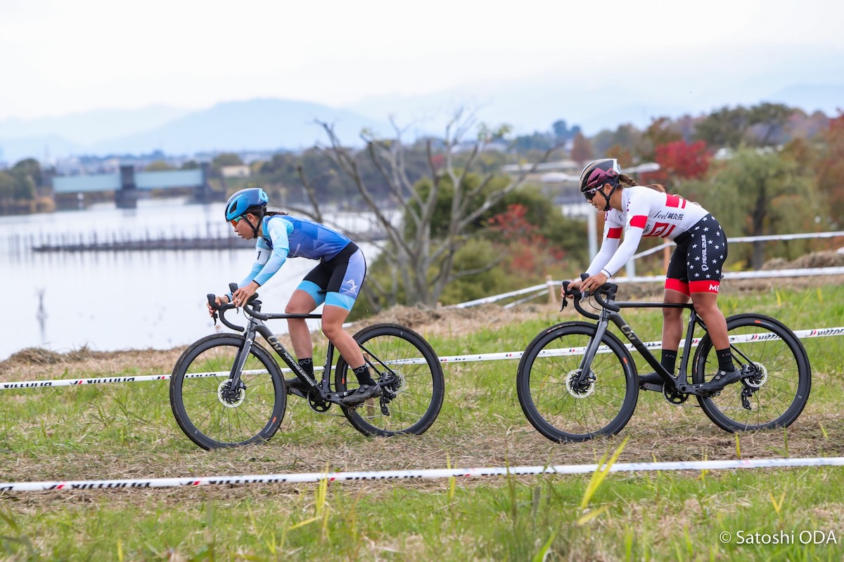 小川咲絵(AX cyclocross team)と渡部春雅(明治大学)