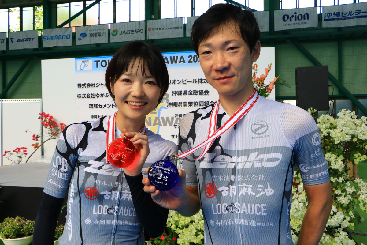 市民210kmで3位の南広樹(TeamZenko)と市民レディース50kmで優勝した妻の芙美子さん