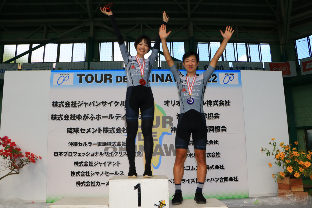市民210kmで3位だった夫の広樹さんと表彰台に登って記念撮影する南芙美子さん(Team Zenko)