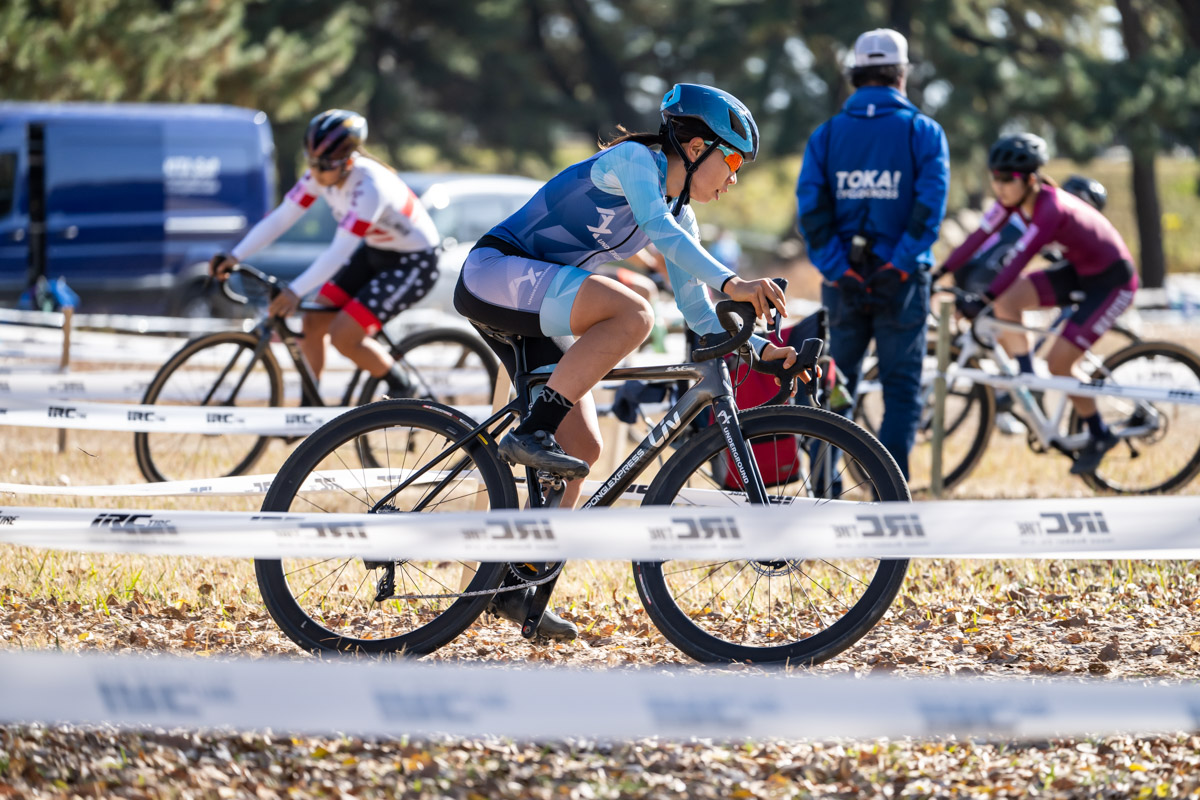 序盤、小川咲絵(AX cyclocross team )が先頭に立つ