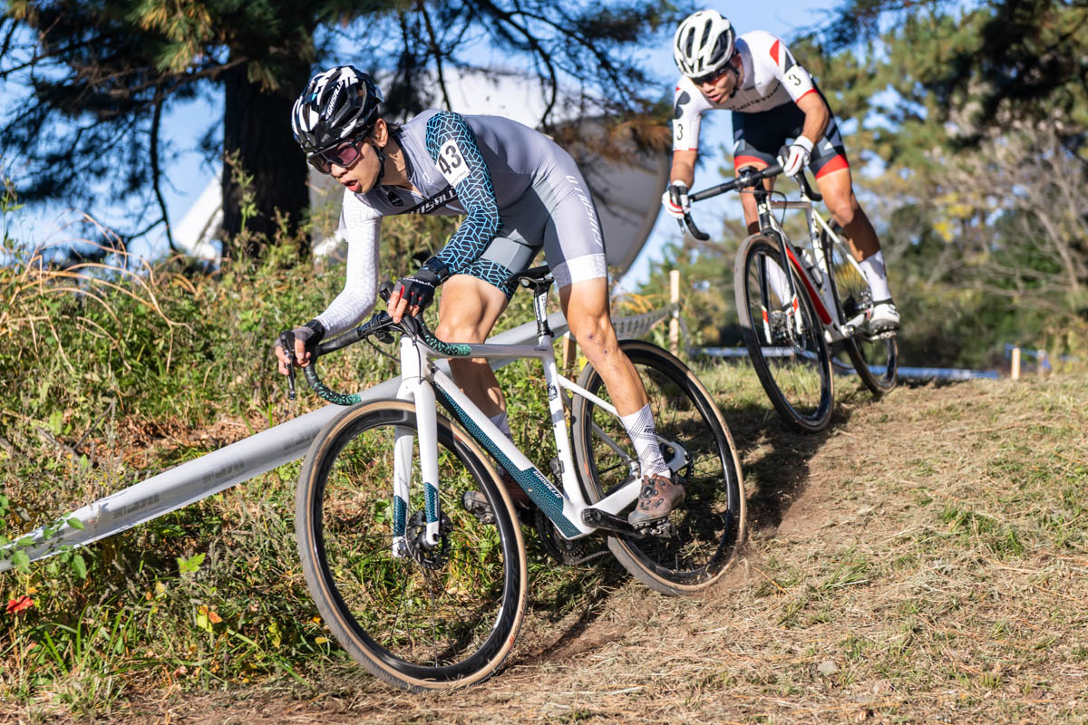 後方から追いつき、2位グループを組む竹内遼(GHISALLO RACING)