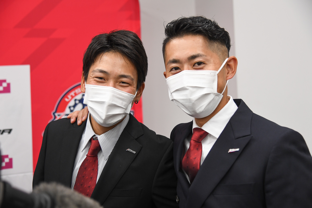 旧知の仲でもある沢田時(左)と小坂光