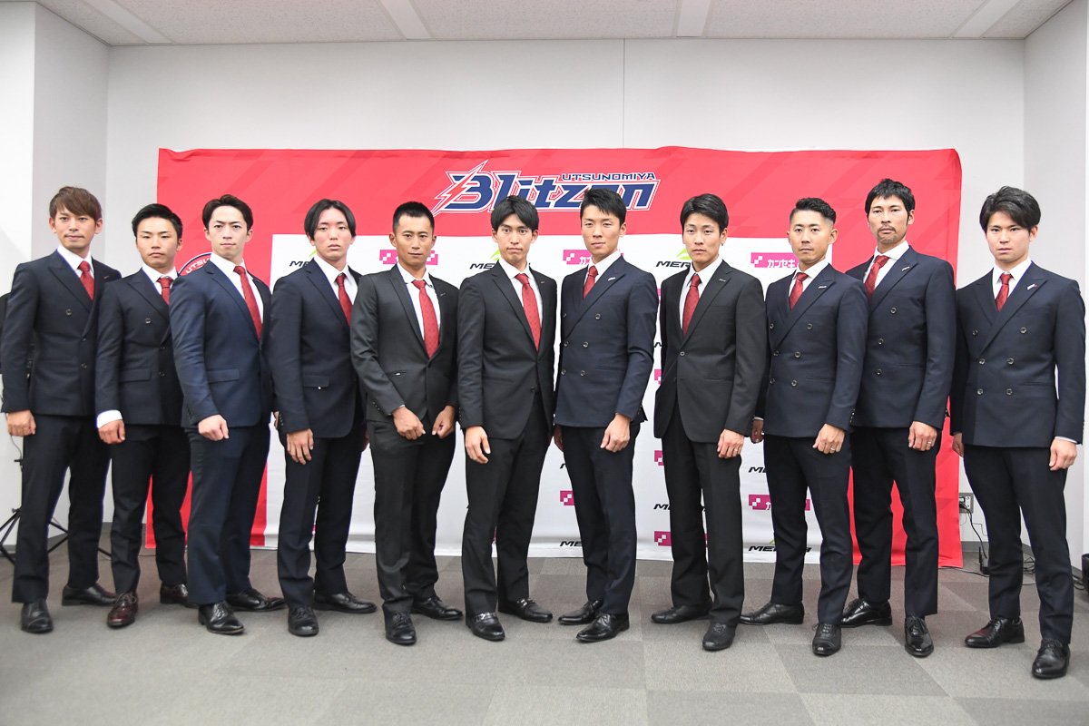 宇都宮ブリッツェン2023年メンバーと西村大輝監督(右)