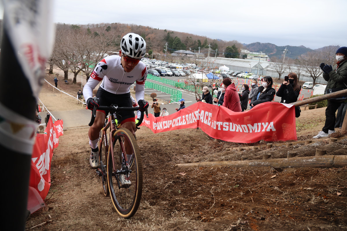 三段坂で先頭に出る沢田時(チームブリヂストンサイクリング)
