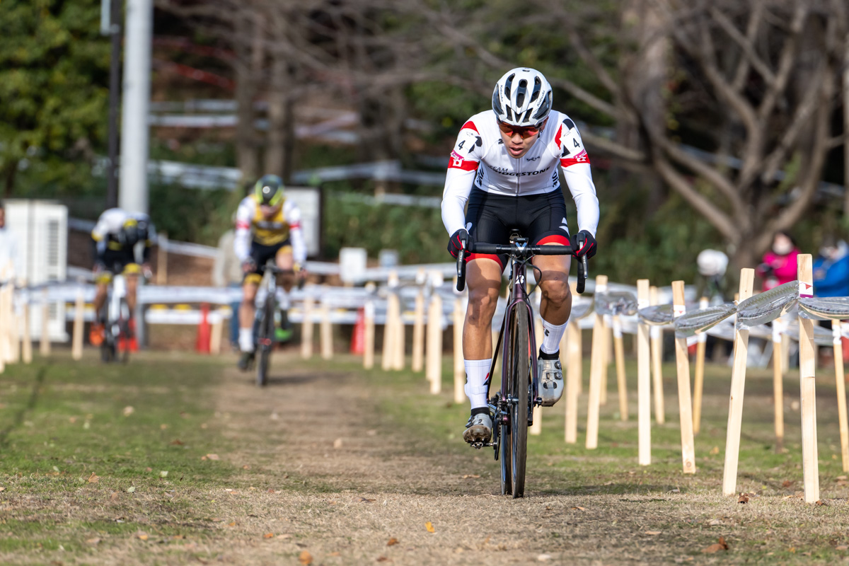 沢田時(チームブリヂストンサイクリング)にチェーントラブルで遅れた織田が迫る