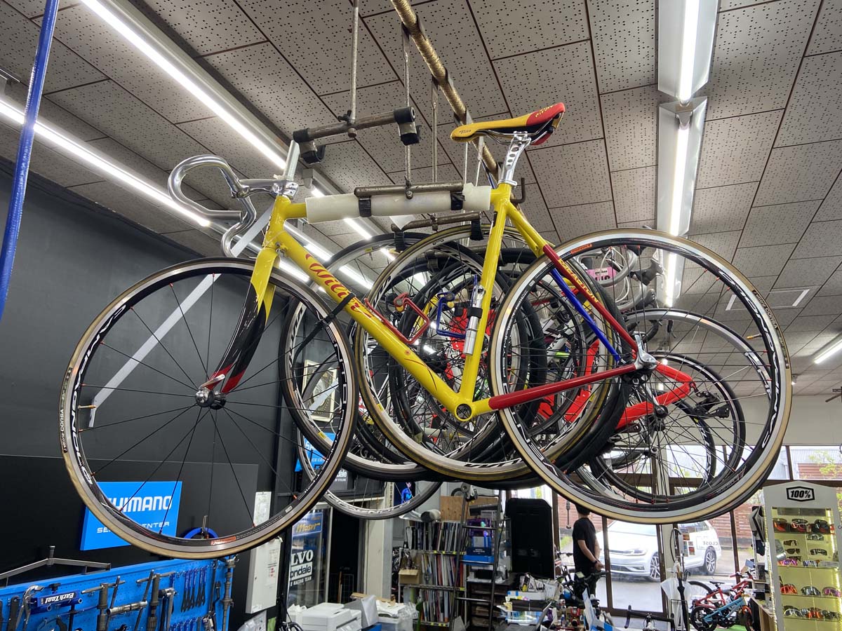 4月:ニコーさん店内に鎮座するマルコ・パンターニのレプリカバイク。ユーザー様の自転車ですがゴルゴ13のように私、狙っています!