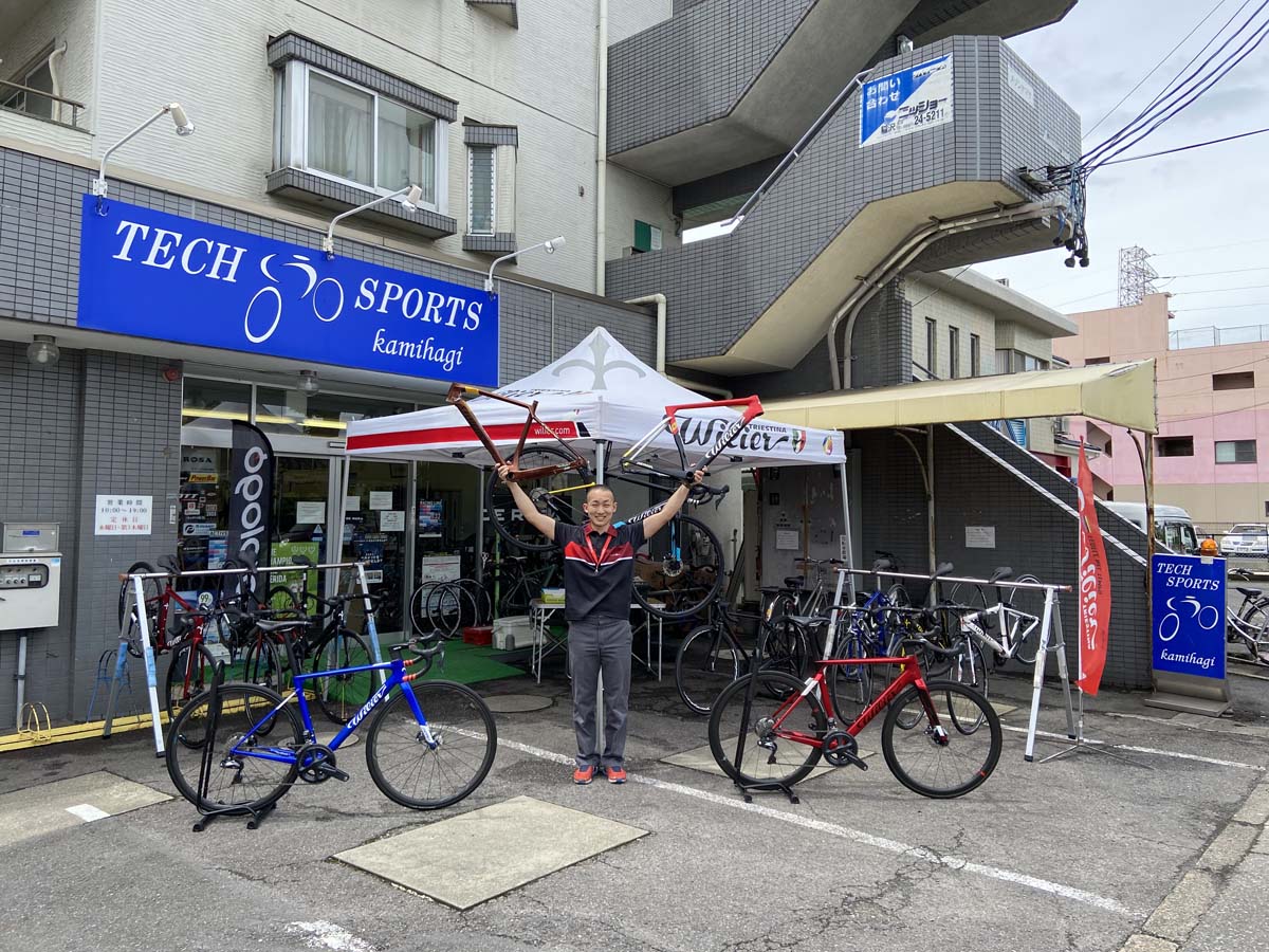 5月:最近ウィリエールのグラベルバイクのジェナで爆走中の小川店長。完全内蔵フレームの音鳴りやハンドリング不具合の調整はお手の物です。